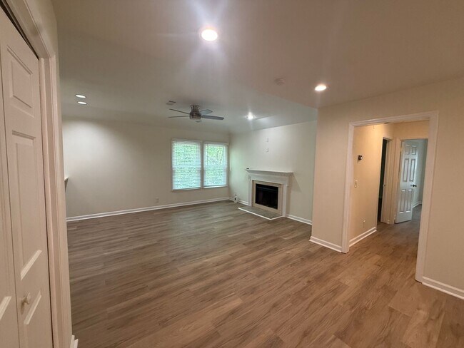 Building Photo - Beautiful Condo in Hillsboro Villlage