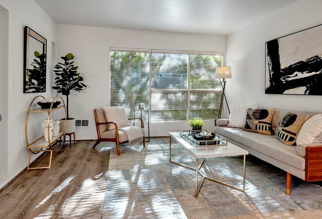 Foto del edificio - Downtown Bellevue 2 Bedroom 1.5 Bath 2 story Condo