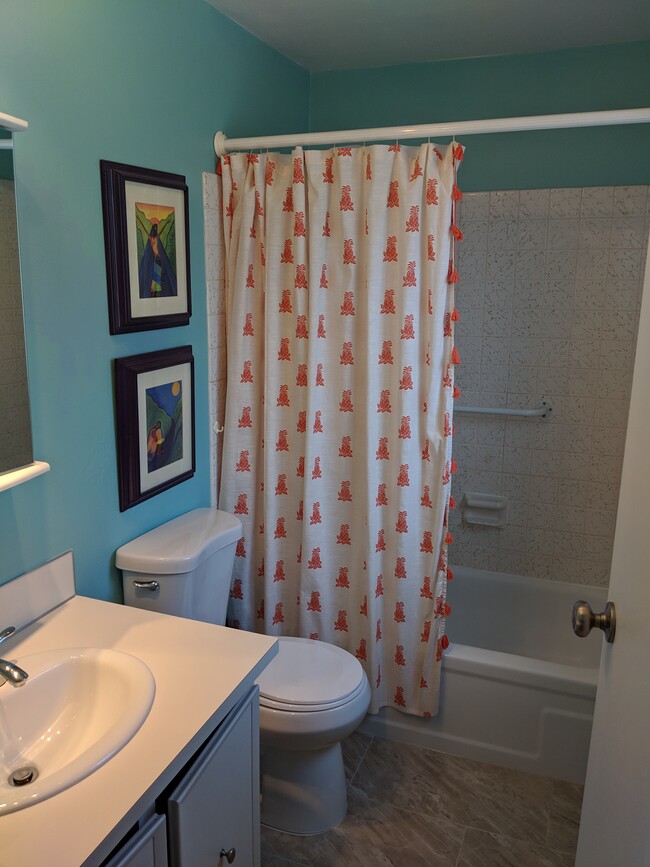 Master Bath - 3121 W Hood Ave