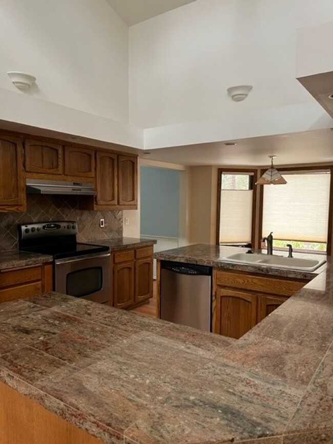 Building Photo - Large 3 Bed/2 Bath Home in the Mountain Hi...