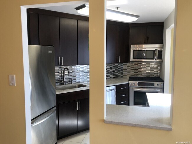 Building Photo - 123 Middle Neck Rd