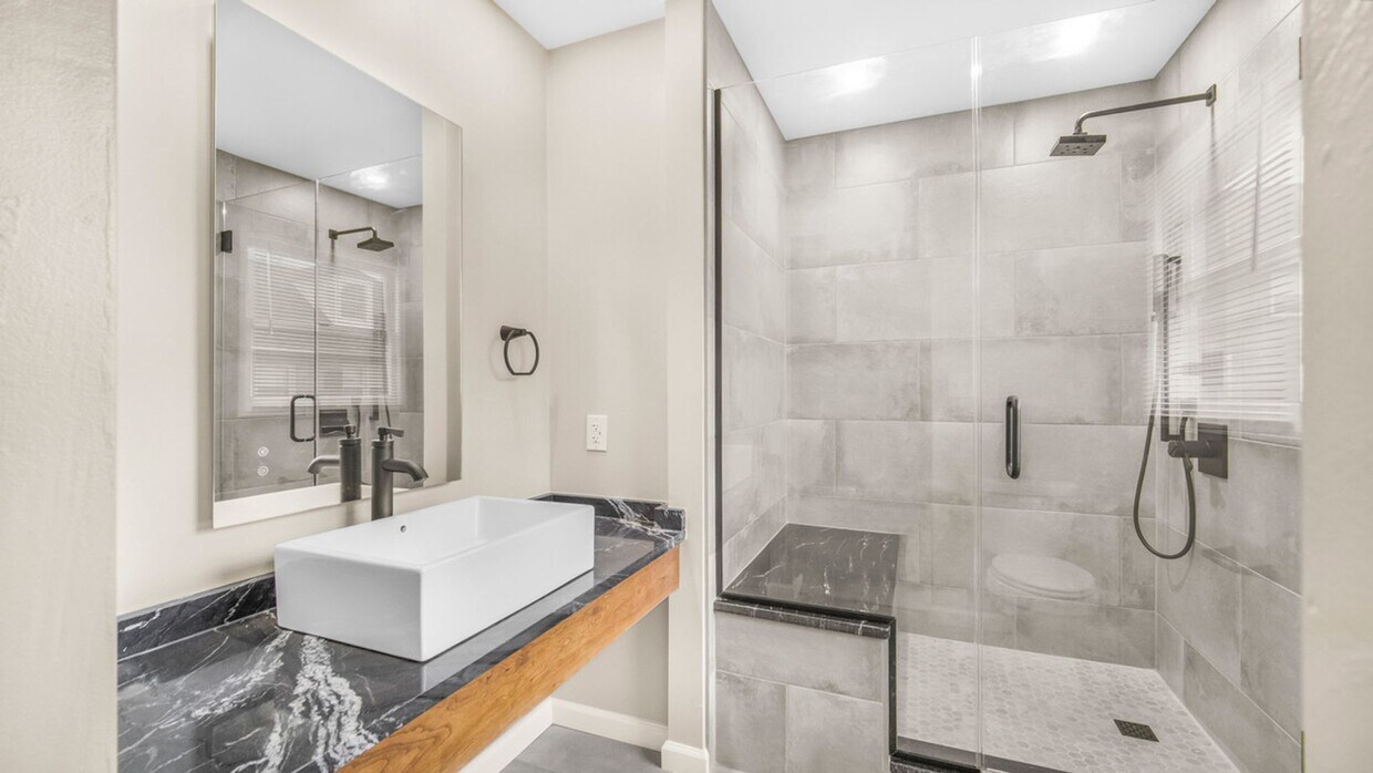 Foto principal - UPDATED 2BR/2.5 BA Condo with Garage in th...