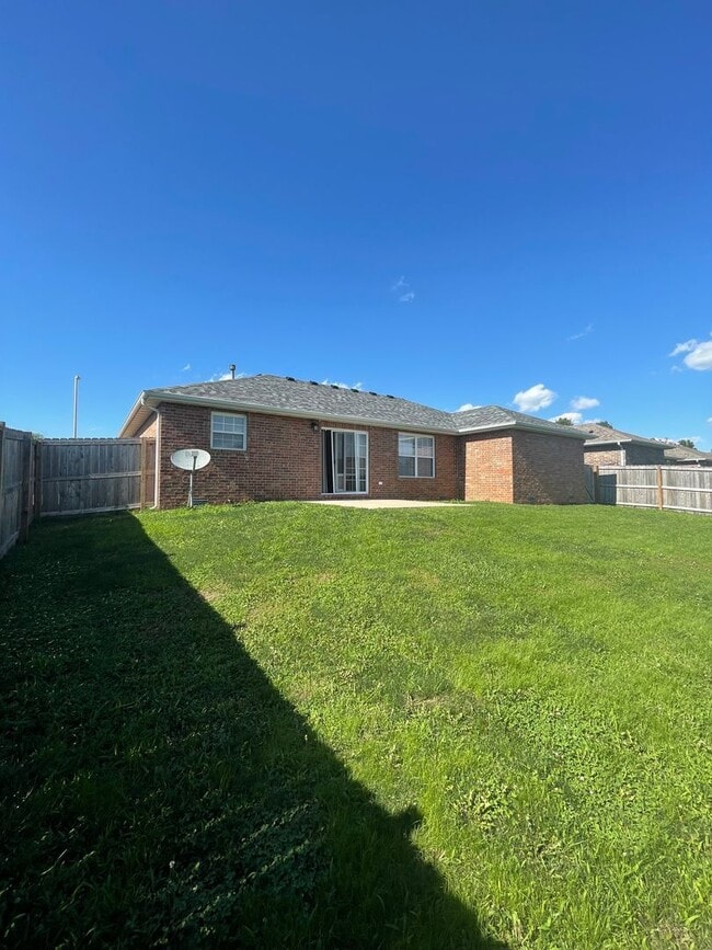 Building Photo - Executive Rental in Willard School District