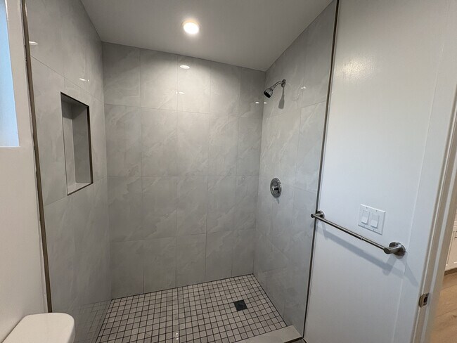 Foto del edificio - 14817 Tupper St