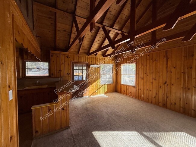 Foto del edificio - 42460 Fox Farm Rd