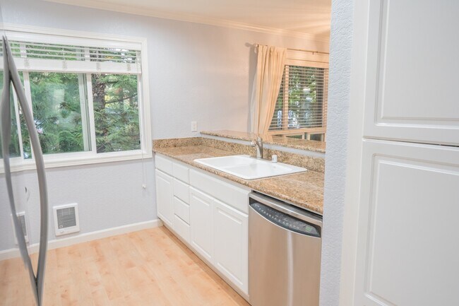 Building Photo - 408 2nd Ave S