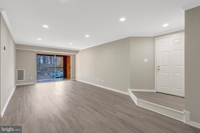 Building Photo - 5806 Cove Landing Rd