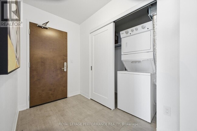 Building Photo - 805 Carling Ave