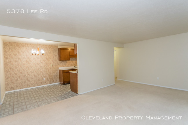 Building Photo - 1 Bedroom Maple Heights Condo