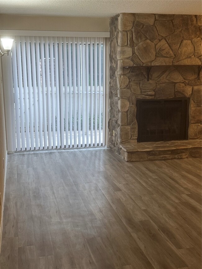 Building Photo - 17401 Red Oak Dr