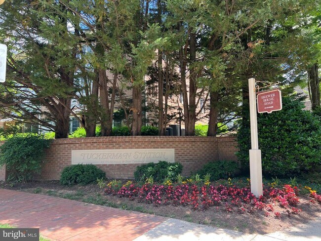 Foto del edificio - 10785 Brewer House Rd