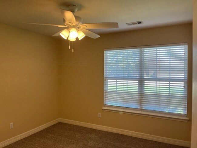 Foto del edificio - Great location!  4 Bedroom 2 bath