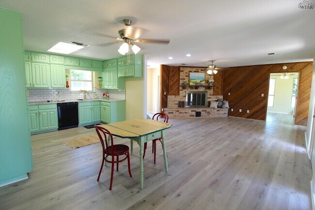 Foto del edificio - 1218 Christine Rd