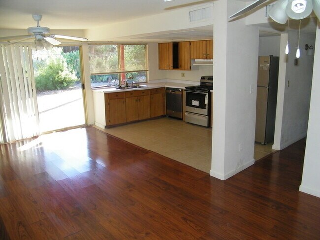 Foto del edificio - 3 Bed, 2 Bath Tucson Rental with Carport &...