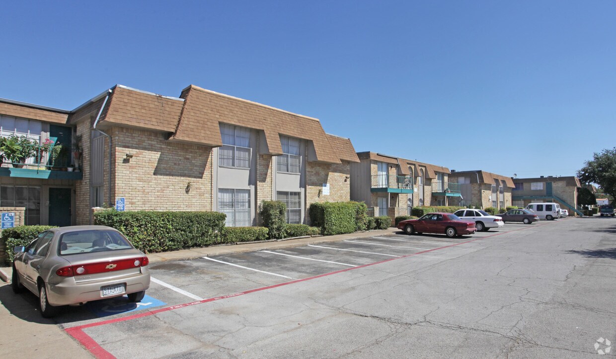 Woodland West Apartments 2601 Lynnwood Dr Arlington, TX