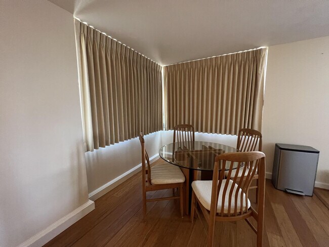 Building Photo - 343 Hobron Ln