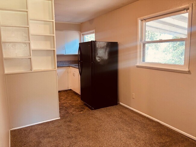Foto del edificio - **Welcome home to this charming **3-bedroom, 1-bathroom ranch-style home** offering comfortable o...