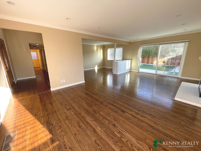 Foto del edificio - 4BD/2.5BA Spacious Foster City Home with Huge Backyard + Hot Tub