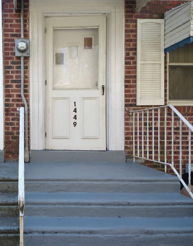 Primary Photo - Nice and quiet Town House with garage and ...