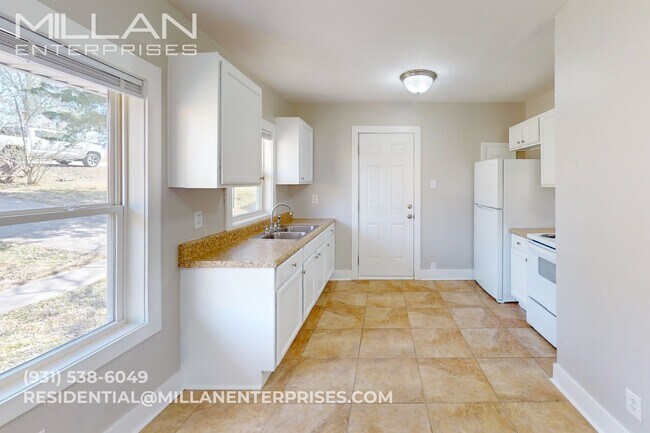 Foto del edificio - Charming Renovated Home with Spacious Yard and Bright Living Spaces