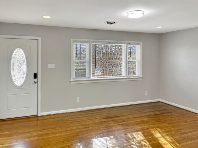 Building Photo - Inviting Chesterfield Home with Private Fenced Yard & Screened Porch