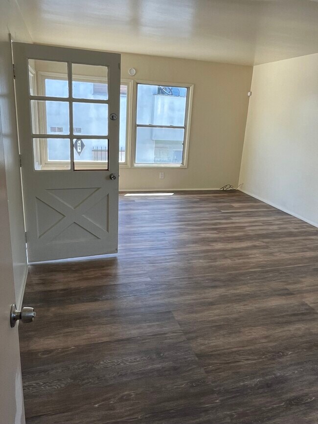 LIVINGROOM - 125 N Cedar Ave
