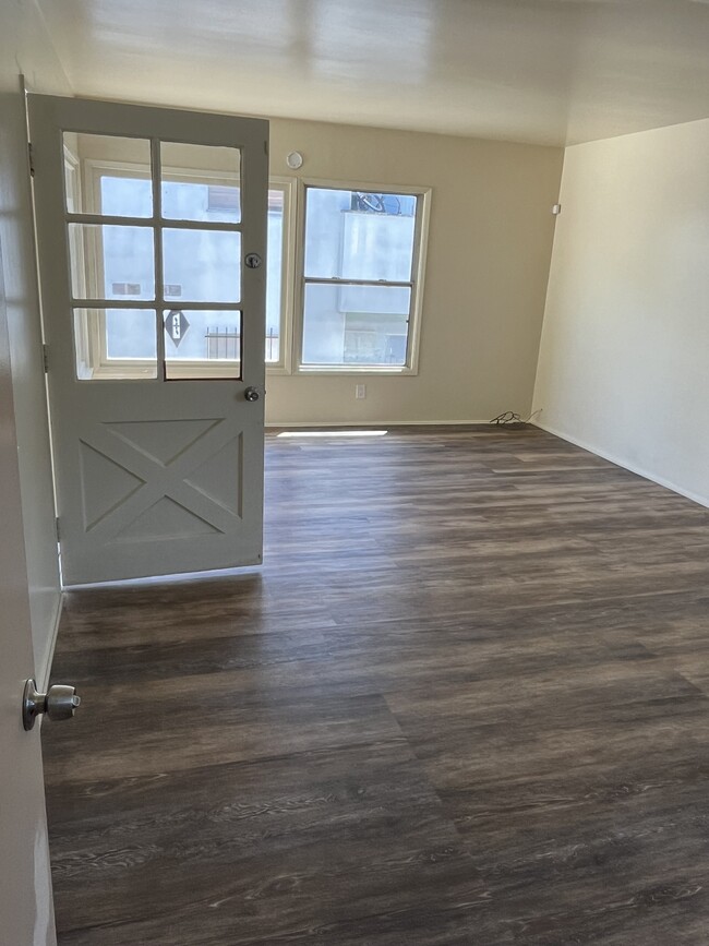 LIVINGROOM - 125 N Cedar Ave