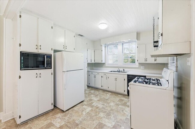 Foto del edificio - Charming 3-Bedroom Home with Large Fenced Yard in Richmond Hill!