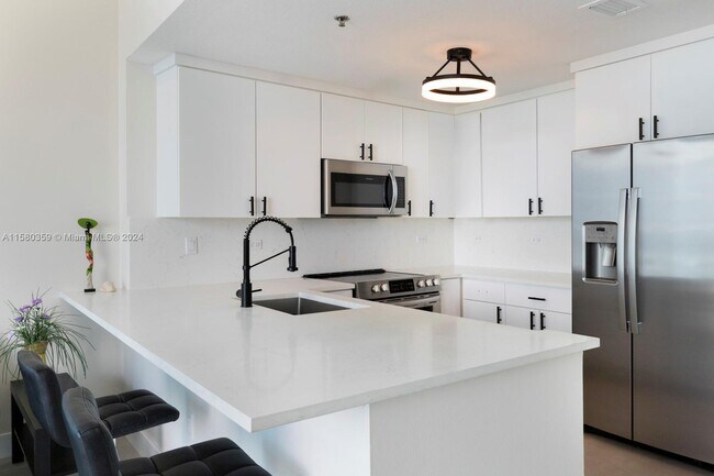 Foto del edificio - 6515 Collins Ave