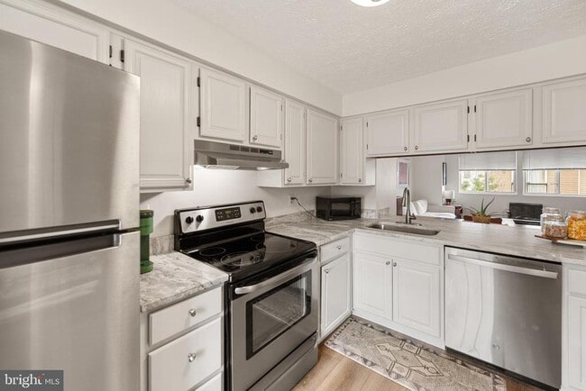 Building Photo - 8550 Blue Rock Ln