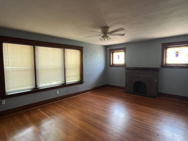 Building Photo - "Charming 2-Bed/ 1 bath 2nd Floor Retreat on Pennsylvania Avenue – with wood floors and a usable ...