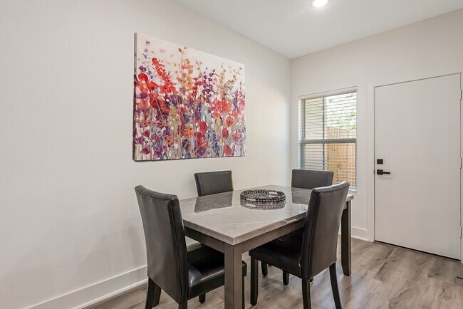 Foto del edificio - 8328 Corinth St