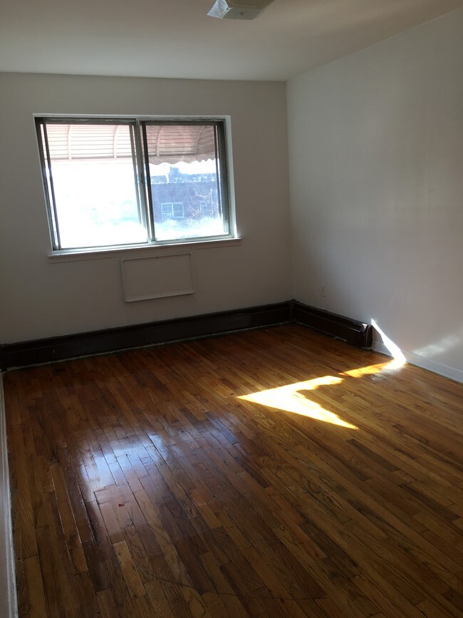 Foto del edificio - 1051 White Plains Rd