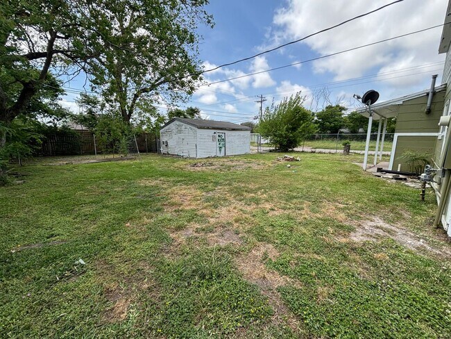 Foto del edificio - Lovely 5 Bedroom 2 Bathroom with a Fenced Backyard!