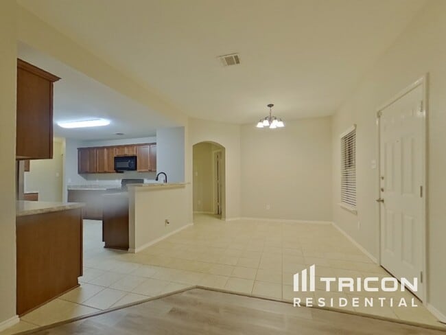 Building Photo - 413 Azalea Dr
