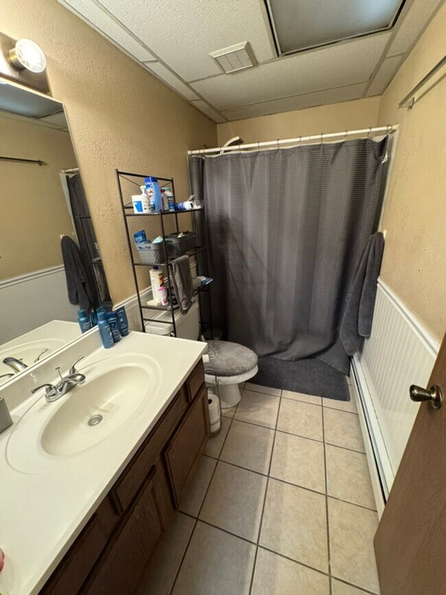 Foto del edificio - 4 Bedroom, 2 Bath, 1 Car Garage home in the middle of town.