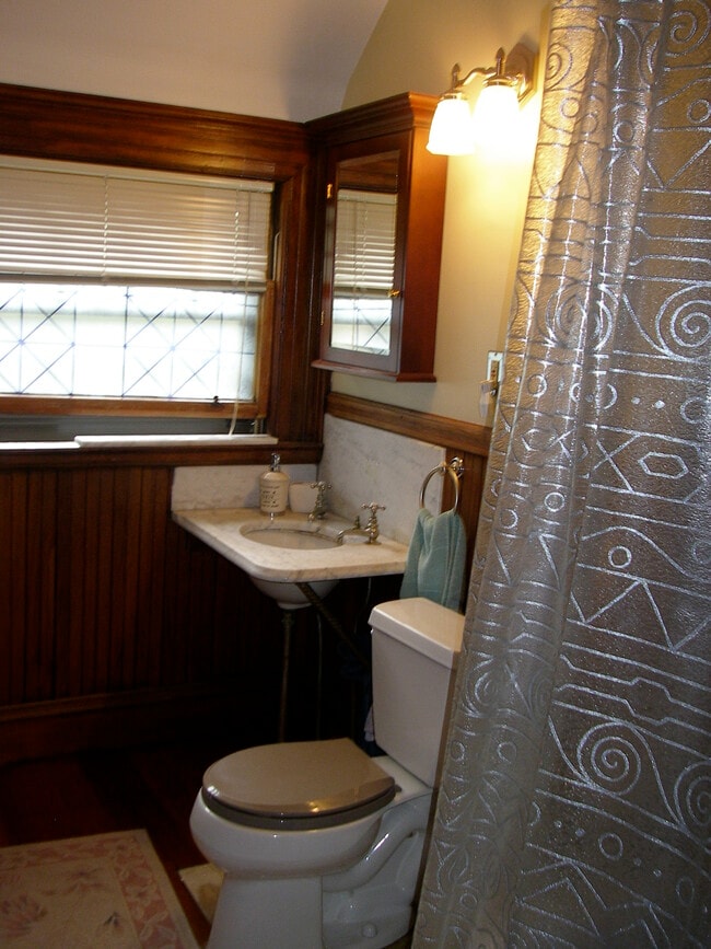 Building Photo - 736 Washington St