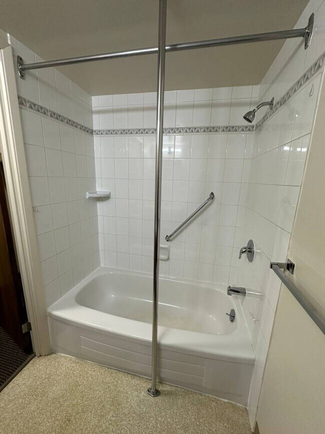 Photo du bâtiment - 13516-102 102 St NW