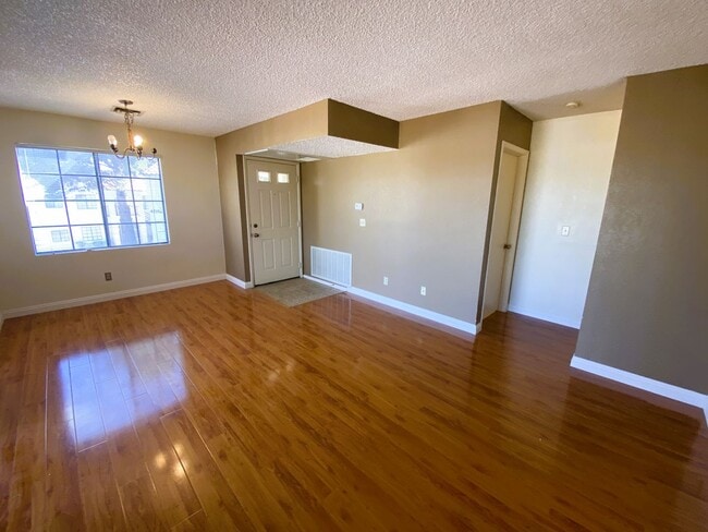 Building Photo - Lovely dual master condo in a gated community with a large patio! Easy access to the strip, Great...