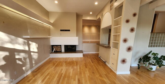 Building Photo - 18055 Lake Encino Dr