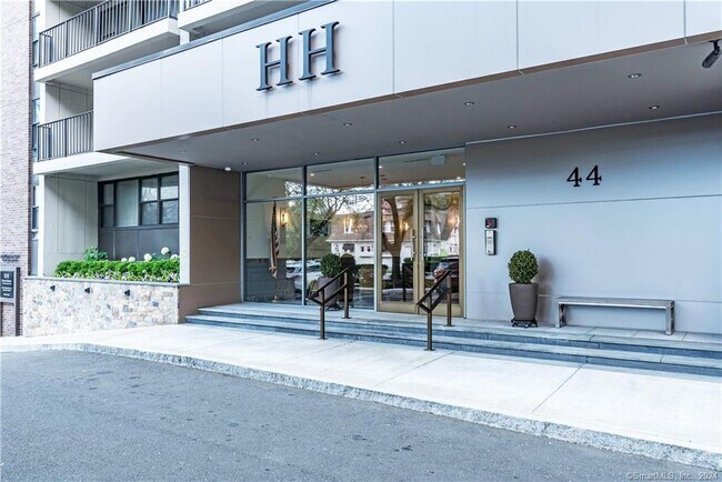 Foto del edificio - 44 Strawberry Hill Ave