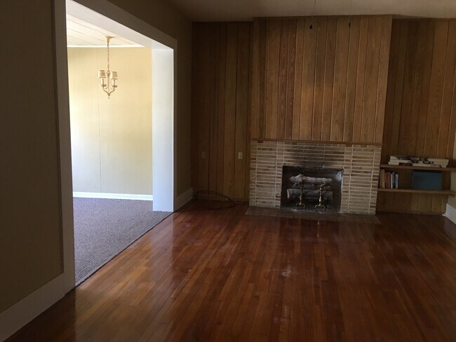 Foto del edificio - NOT AVAILABLE FOR SHOWING UNTIL MID MAY Home with Beautiful Tuscawilla Park as your yard.