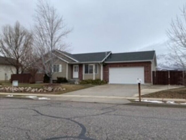 Building Photo - 5 bdrm 3 bth Home with 2 car garage