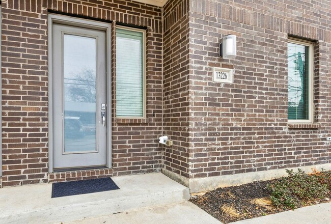 Building Photo - Stunning 3-story townhouse located in the ...