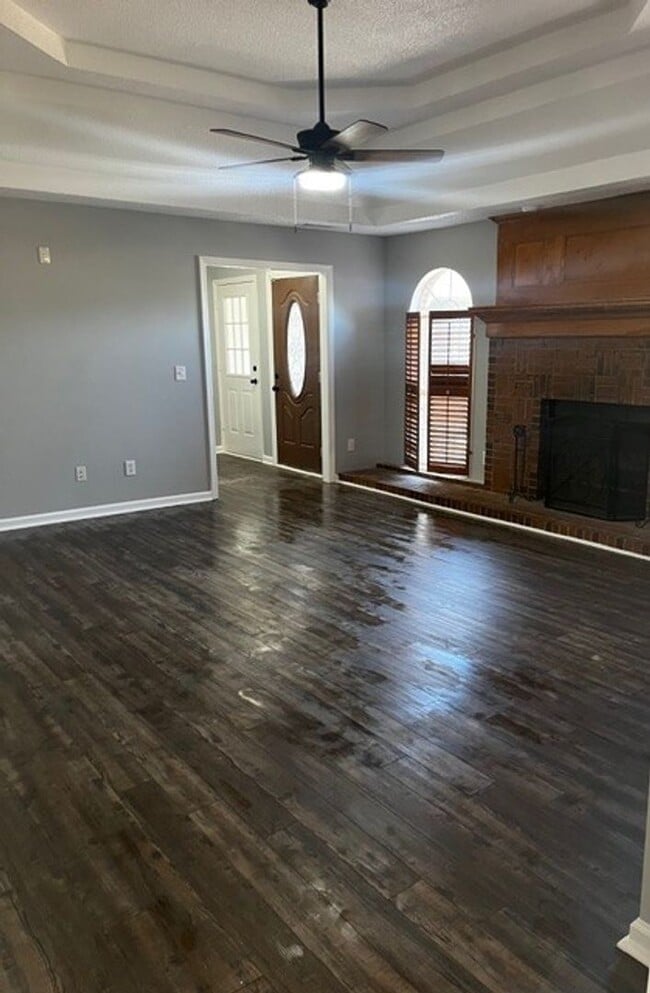 Building Photo - Charming All-Brick Corner Lot Home with Hot Tub & Fenced Yard