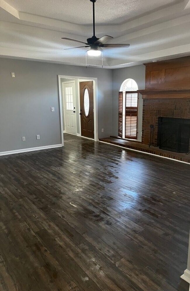 Foto del edificio - Charming All-Brick Corner Lot Home with Hot Tub & Fenced Yard