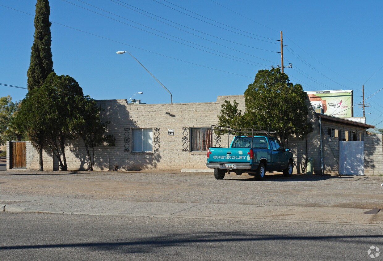 Primary Photo - Rosemont 4Plex