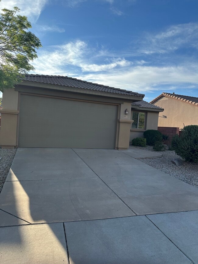 Building Photo - 941 N Echo Ln