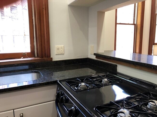 Building Photo - 394 Marlborough St