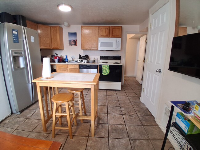 Building Photo - 652 E 700 N